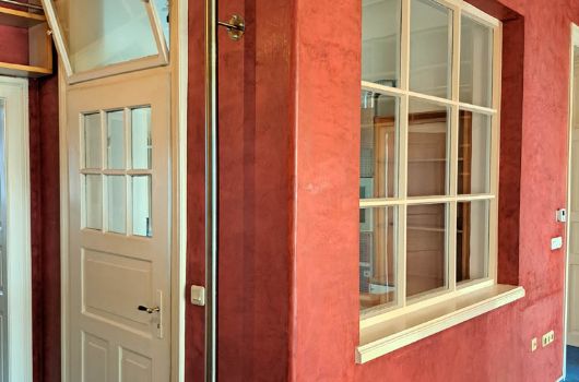 Zugang zur Küche und Innenfenster zur Küche