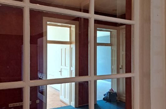 Blick aus Küche durch Innenfenster ins Foyer