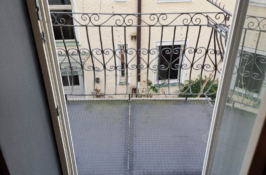 Blick von Küche auf Balkon