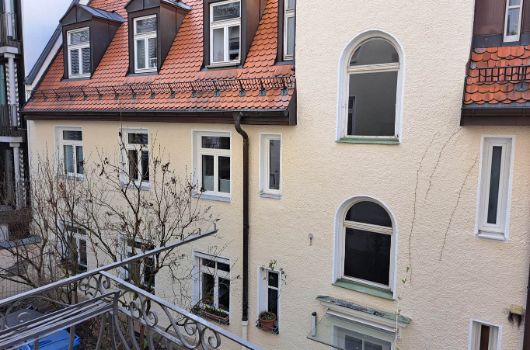 Blick von Balkon zum Rückgebäude