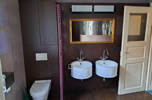Bad_Waschbecken und WC