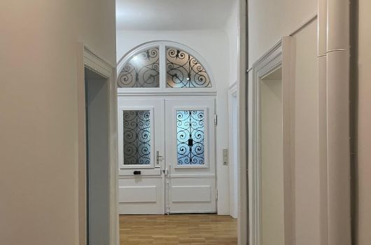 Raum 9 (Flur mit Eingangsbereich)