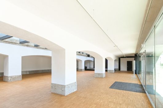 Innenbereich mit Fenstern