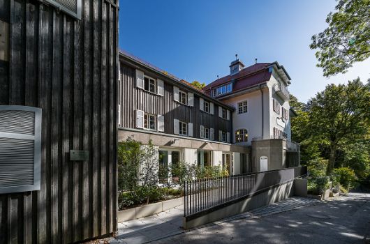 Seeheim – Fassadenseite mit Holzverkleidung