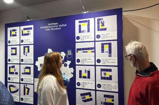 Ausstellungstafel zum Thema Lernhausarchitektur
