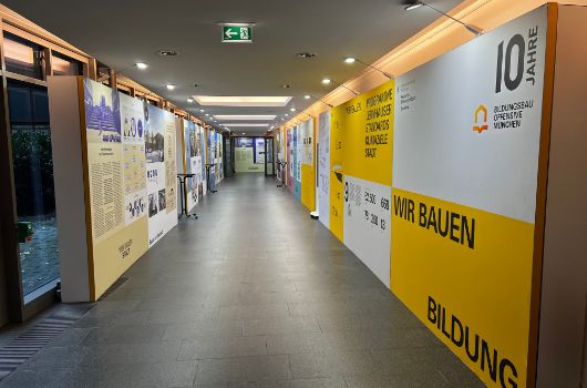 Ausstellungstafeln im Glasgang vom Referat für Bildung und Sport