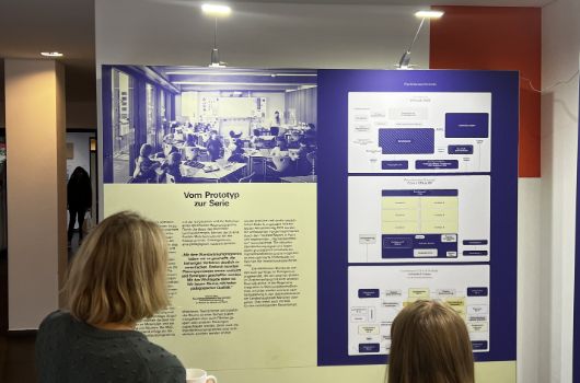 interessierte Blicke in die Ausstellung