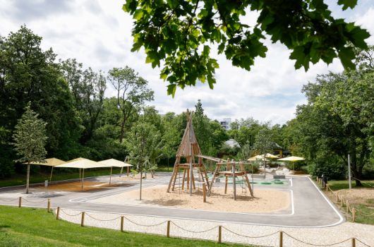 Entsiegelter und begrünter Pausenhof an der Grund- und Mittelschule Guardinistraße