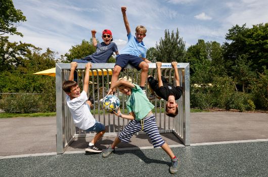 Schüler beim Fußballspielen