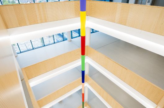 Kunst am Bau "Synonym für eine Strecke, von einer Fläche zu einem Punkt (coloured version)"