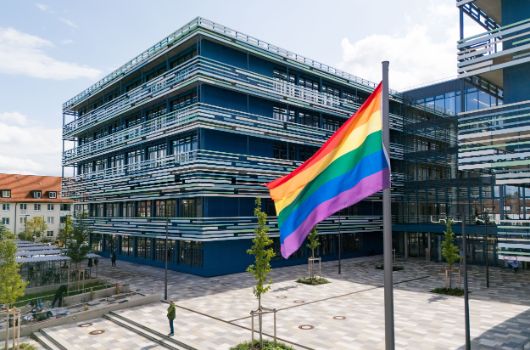 Blick auf das Schulgebäude mit Regenbogenfahne