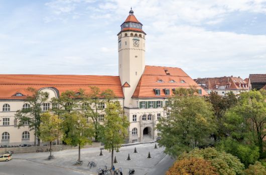 Blick auf das Oskar-von-Miller-Gymnasium über den Ernst-Toller-Platz