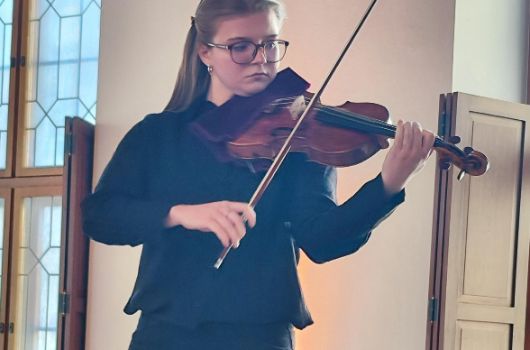 50 Jahre Internationale Klassen - Geigenspielerin 