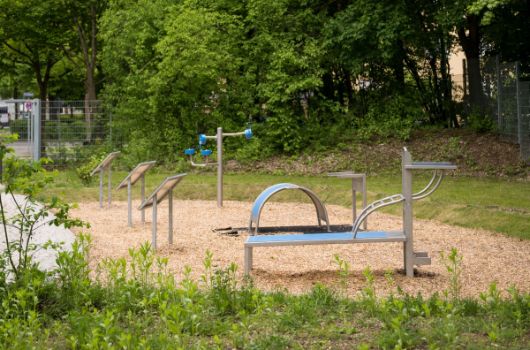Bewegungsparcours mit Trainingsgeräten an der Bezirkssportanlage Süd