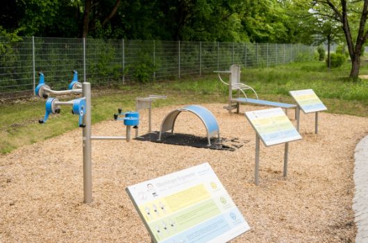 Outdoor-Fitnessstation mit Infotafeln an der Bezirkssportanlage Süd