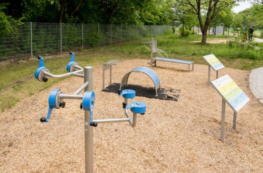 Outdoor-Fitnesgeräte im Überblick an der Bezirkssportanlage Süd