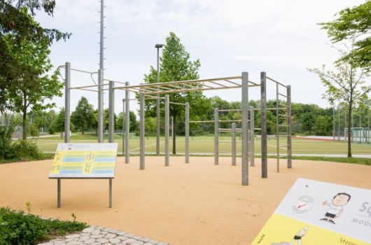 Calisthenics-Anlage mit Anleitung an der Bezirkssportanlage Süd