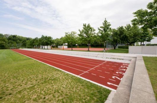Laufbahn mit Blick auf Außenspielfeld an der Bezirkssportanlage Süd