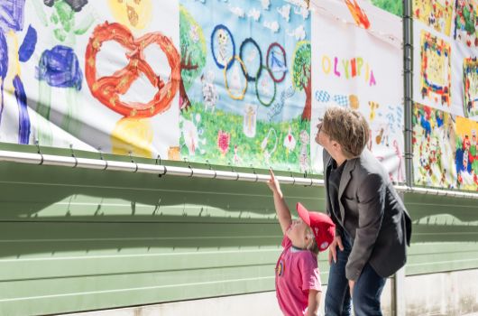 Einweihung der Lärmschutzwände - Florian Kraus mit einer jungen Künstlerin