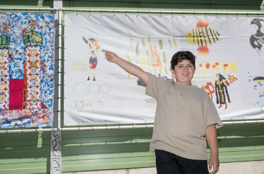Einweihung der Lärmschutzwände - junger Künstler vor seinem Kunstwerk