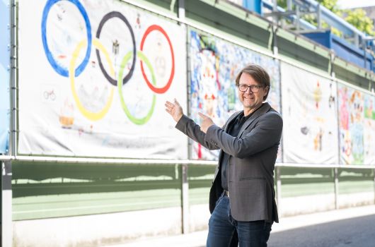 Einweihung der Lärmschutzwände - Florian Kraus vor der Olympiawand
