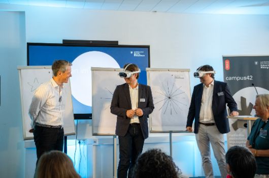 campus42 Eröffnung - Teilnehmende testen VR-Brillen bei einer Präsentation im campus42.