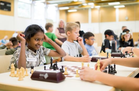 Schulschachtunier der Münchner Schulen - Schüler*innen beim Schachspielen