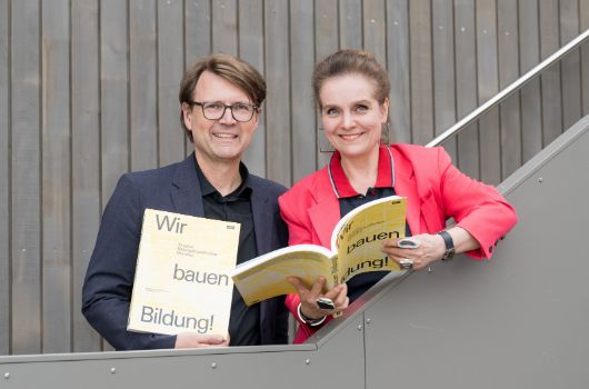 Sportreferent und Baureferentin in der Sportanlage