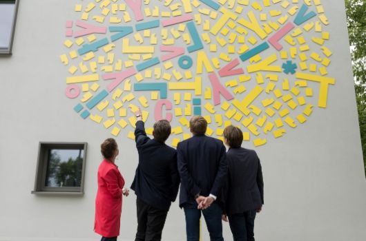 Vor dem Kunst in der Sportanlage