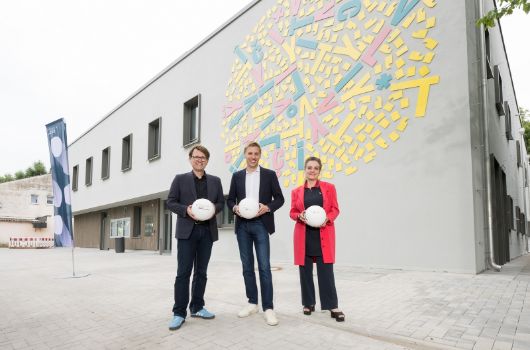 Sportreferent, Oberbürgermeister und Baureferentin vor dem Kunstwerk