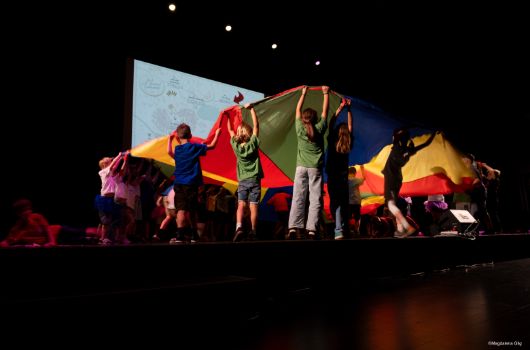 Theaterfestival ActNow - Kinder mit Tuch 
