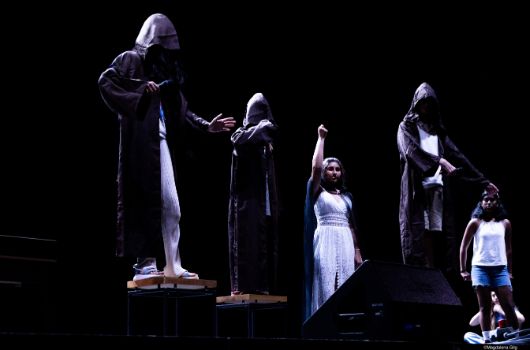 Theaterfestival ActNow - Spielszene Kapuzenmäntel 