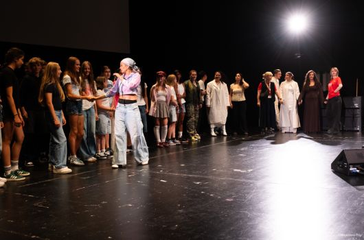 Theaterfestival ActNow - Gruppe auf der Bühne 