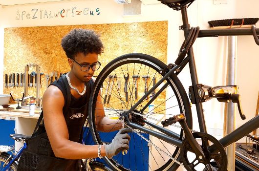 10 Jahre Berufsschule zur Berufsintegration - Schüler Fahrradwerkstatt 