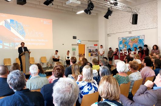 10 Jahre Berufsschule zur Berufsintegration - Herr Kraus spricht auf der Bühne