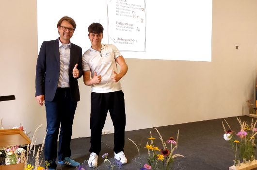 10 Jahre Berufsschule zur Berufsintegration - Herr Kraus mit Schüler 