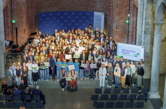Preisverleihung - Klimaschule Gold Gruppenfoto von oben