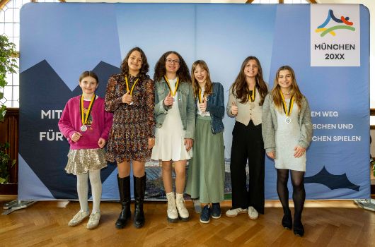 Glückliche Schülerinnen auf der Schulsportehrung 2026