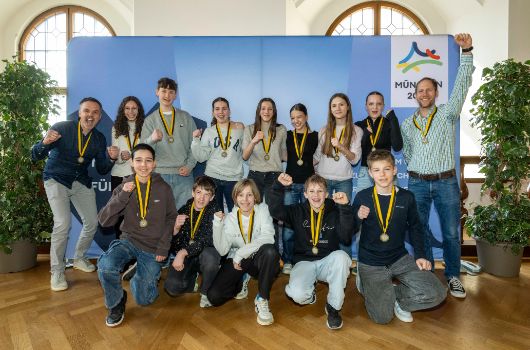 Glückliche Schüler*innen auf der Schulsportehrung 2026