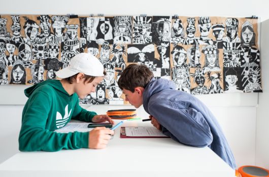 Lernhaus Freiham - Schüler*innen beim gemeinsamen Arbeiten