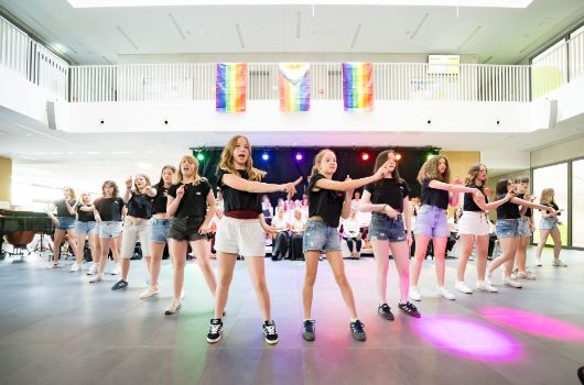 Thomas-Mann-Gymnasium - Gruppe in der Sport- und Bewegungshalle