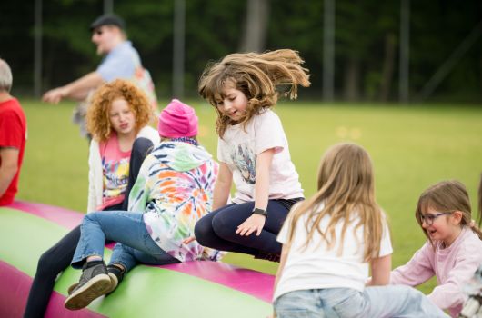 Kinder spielen auf einem großen Bewegungskissen