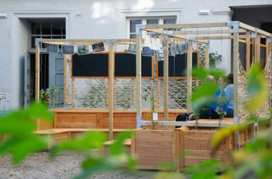 Sitzecke im begrünten Schulhof St. Anna