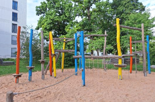 Spielbereich mit Kletter- und Balanciermöglichkeiten