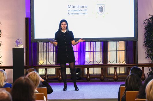 Moderatorin Merve Navruz