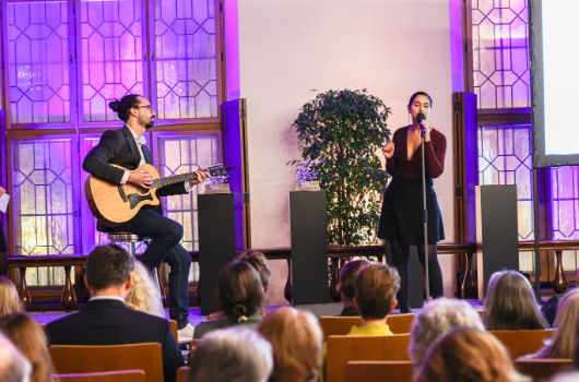 Gitarrist: Daniel Unnützer und Sängerin Anaïs Telian