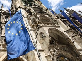 Wehende Europa-Beflaggung am Rathaus für den Europa-Mai