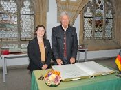 Die zweite Bürgermeisterin von Bordeaux, Céline Papin, trug sich im Beisein von Oberbürgermeister Dieter Reiter in das Goldene Buch der Stadt ein.