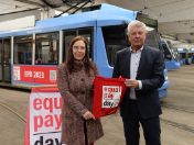 Heute gibt Oberbürgermeister Dieter Reiter wieder den Startschuss für die Equal Pay Day-Tram – hier zu sehen mit Nicole Lassal, Leiterin der Gleichstellungsstelle für Frauen, als sie die Tram 2022 auf Tour schickten.