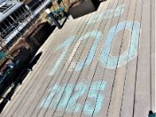 Terrasse mit Aufschrift 1925 100 2025